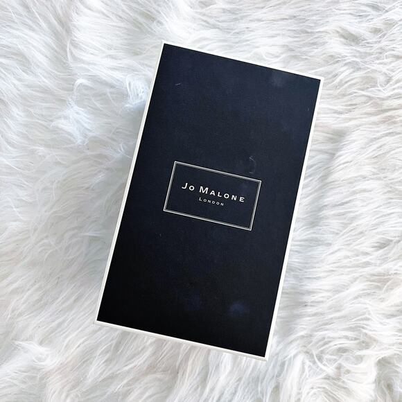 Jo Malone Candle Box with Bow - Picture 2 of 6